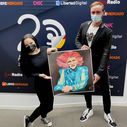 Marco Lux entrega a la cantante Alaska la copia del lienzo que pintó a su madre, América Jova