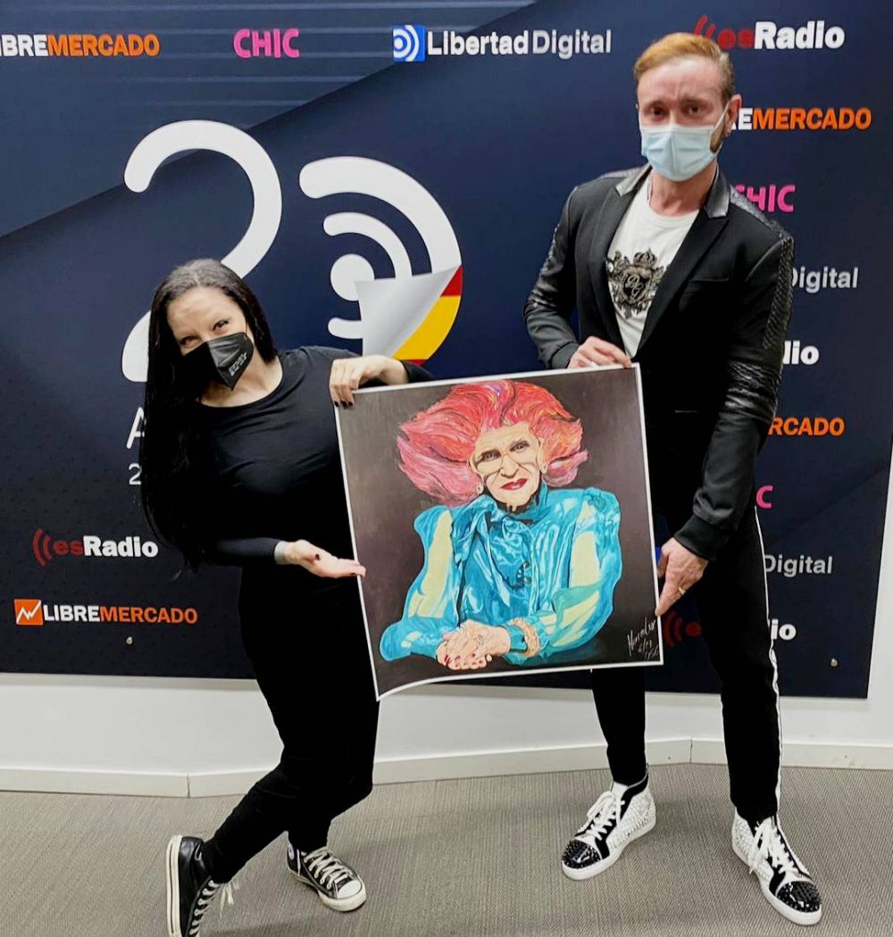 Marco Lux entrega a la cantante Alaska la copia del lienzo que pintó a su madre, América Jova